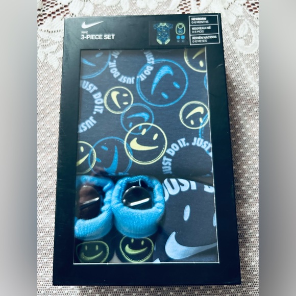 Nike Baby Set 0-6 Mos. Booties, Bib, Bodysuit NEW Smiley Just Do It Logo - Picture 1 of 3